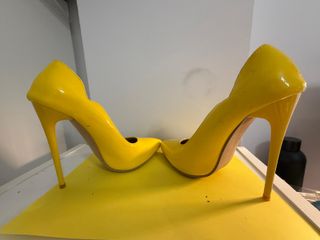 Zapatos de tacón amarillos