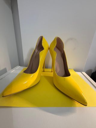 Zapatos de tacón amarillos