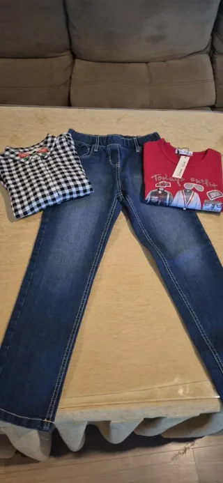 Conjunto niña: blusa cuadros y vaquero. Por correo