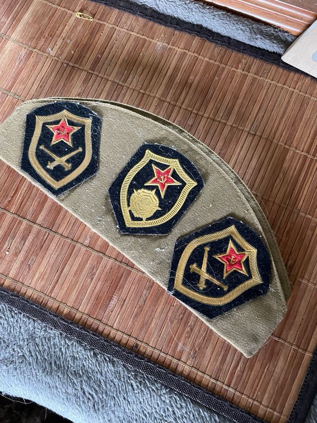 Gorro Militar Soviético con Insignias