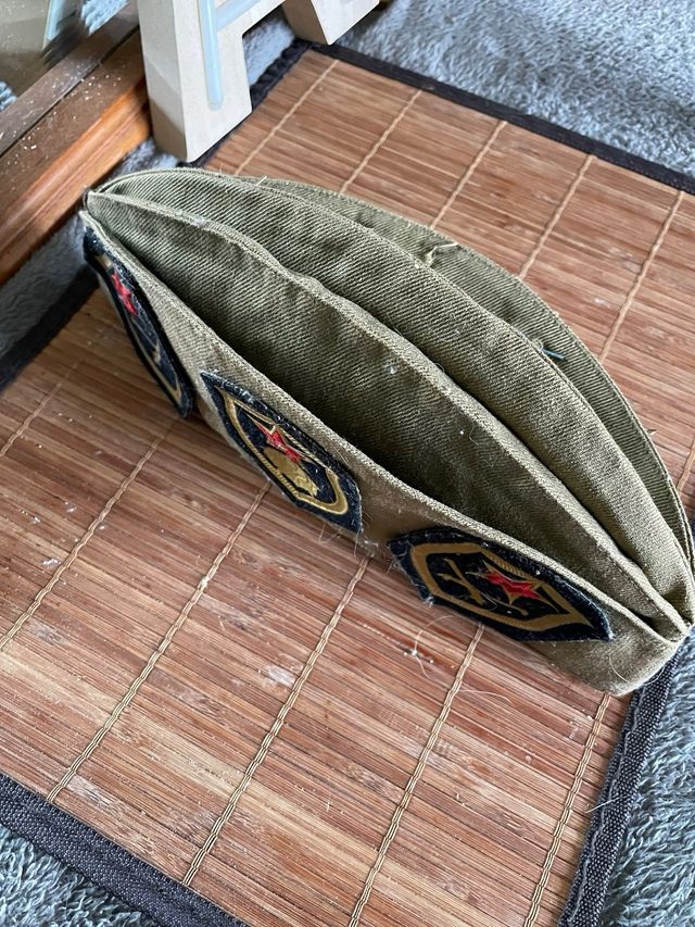 Gorro Militar Soviético con Insignias