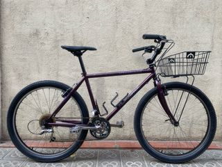 Bicicleta Specialized morada con cesta