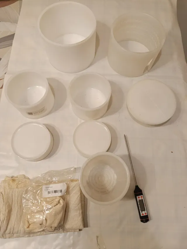 Set di stampi per formaggio e termometro digitale