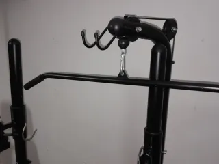 Banco de musculación con polea