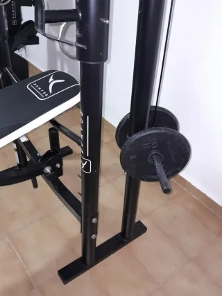 Banco de musculación con polea