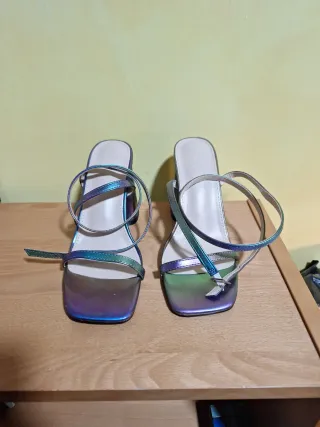 Zapatos de tacón plateados y morados