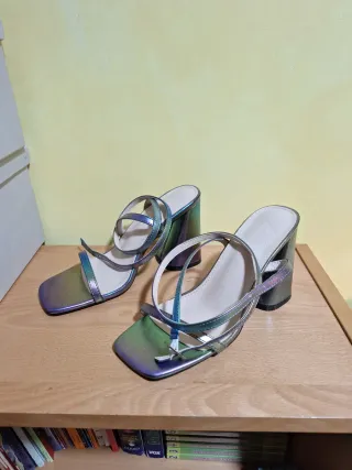 Zapatos de tacón plateados y morados