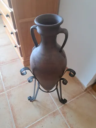 Cántaro de barro con soporte