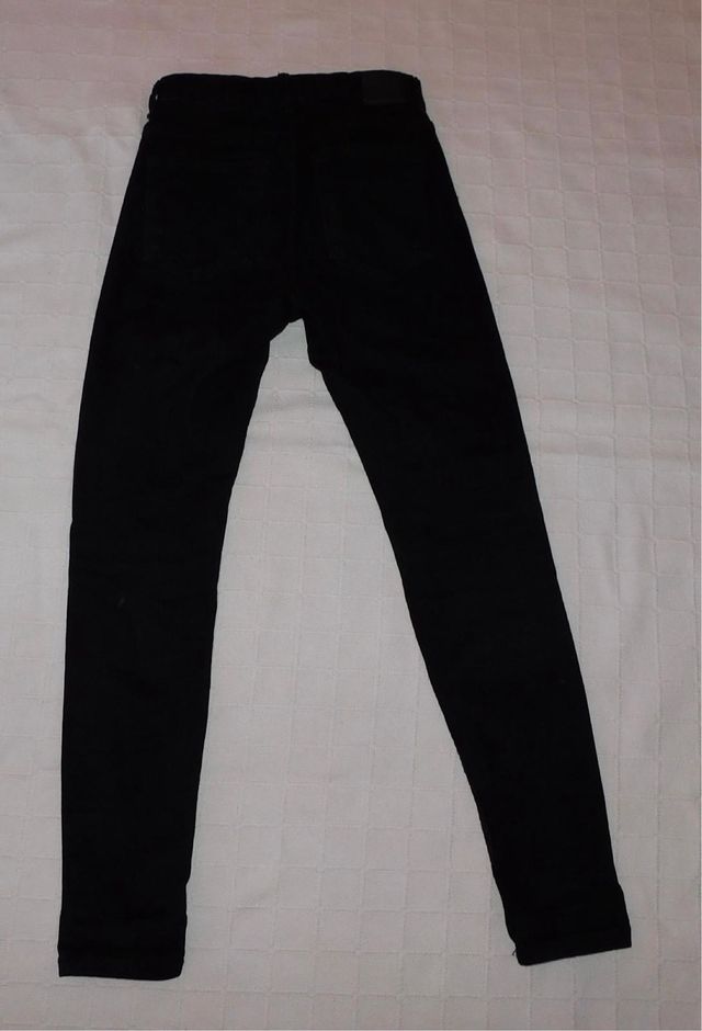 Pantalón vaquero negro con rotos
