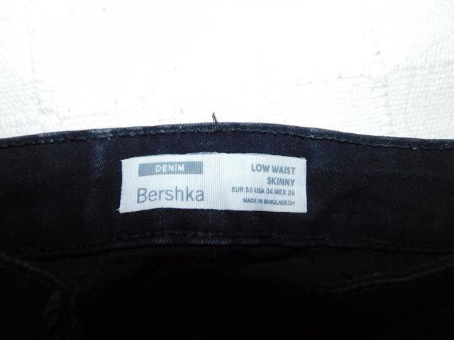 Pantalón vaquero negro con rotos