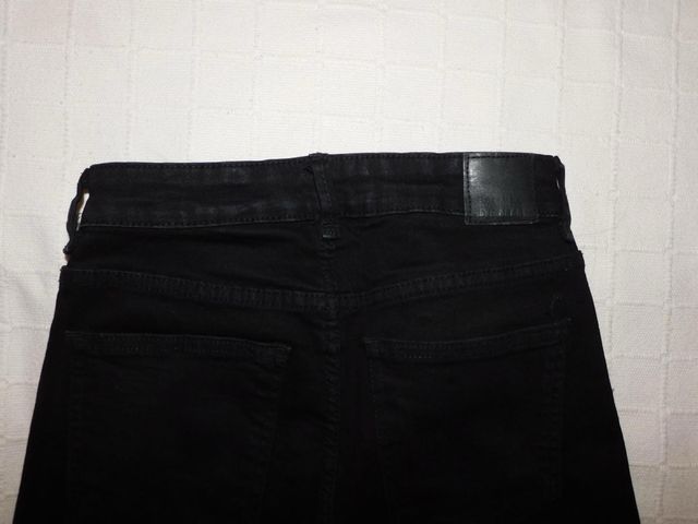 Pantalón vaquero negro con rotos