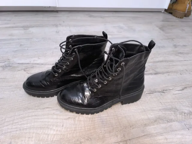 Botas negras con cordones