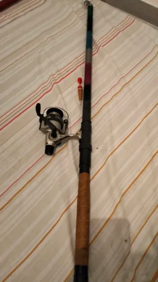 Caña (13) de pescar antigua con carrete