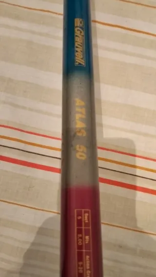 Caña (13) de pescar antigua con carrete