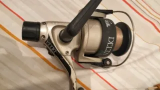 Caña (13) de pescar antigua con carrete