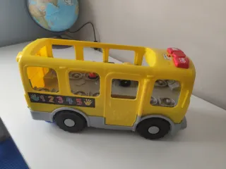 Autobús escolar de juguete con figuras