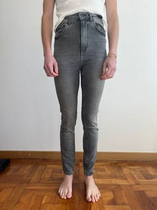 Pantalones pitillo grises