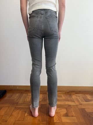 Pantalones pitillo grises