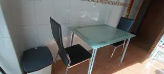 Mesa de cristal y metal con 2 sillas