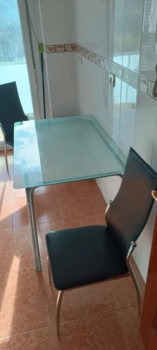 Mesa de cristal y metal con 2 sillas