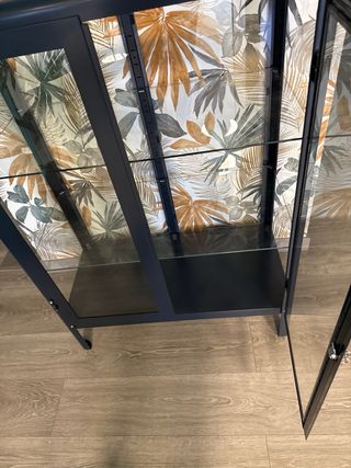 Vitrina azul metálica con puertas de cristal