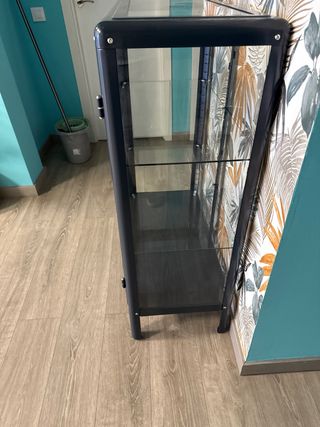 Vitrina azul metálica con puertas de cristal