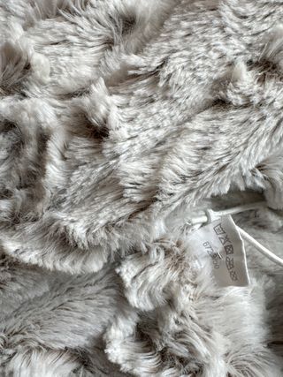 Bufanda de pelo suave con etiqueta