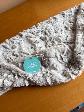 Bufanda de pelo suave con etiqueta