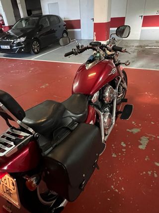 Moto custom roja, perfecta para paseos