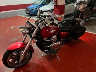 Moto custom roja, perfecta para paseos