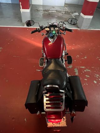 Moto custom roja, perfecta para paseos
