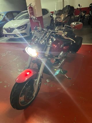 Moto custom roja, perfecta para paseos