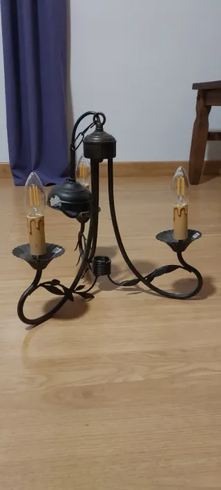 Lámpara de forja negra estilo rústico