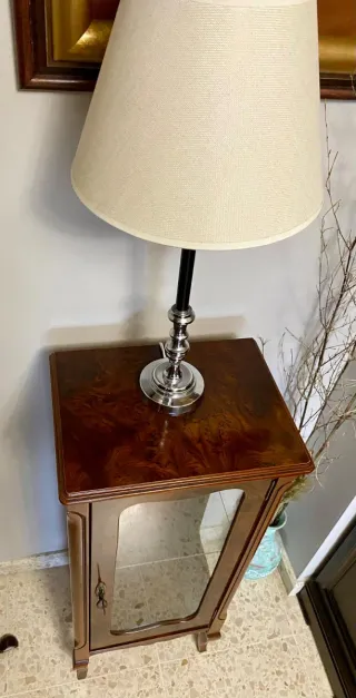 Vitrina de madera con lámpara
