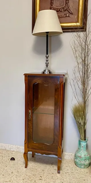 Vitrina de madera con lámpara