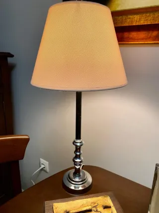 Vitrina de madera con lámpara