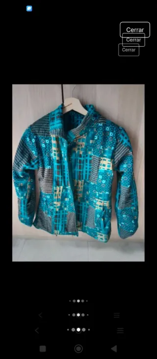 Cazadora azul reversible con etiquetas