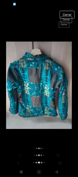 Cazadora azul reversible con etiquetas