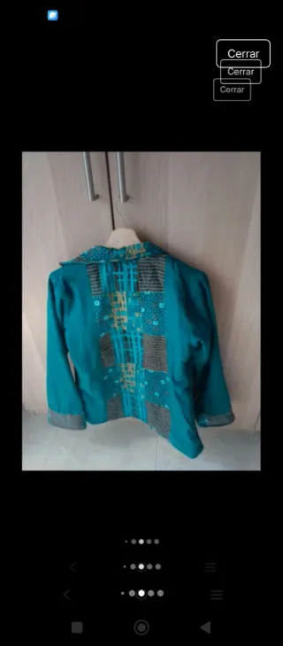 Cazadora azul reversible con etiquetas