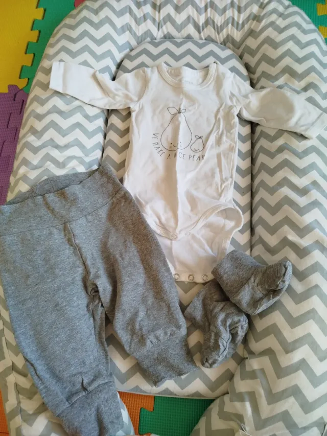 Conjunto Name it bebé 2-4m body pantalón calcetín