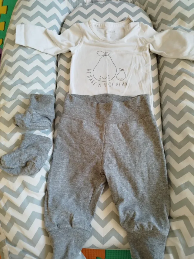 Conjunto Name it bebé 2-4m body pantalón calcetín