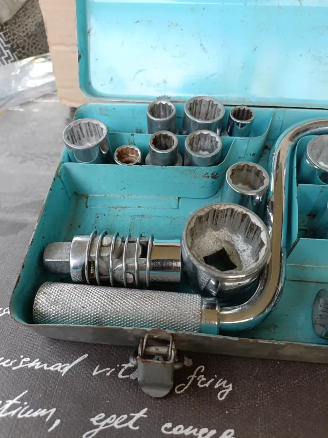 Set di 20 chiavi a vaso con supporto curvo, scatola metallica