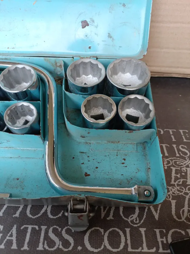 Set di 20 chiavi a vaso con supporto curvo, scatola metallica