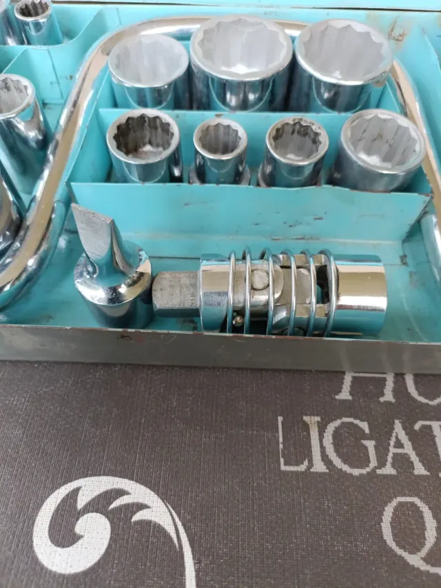 Set di 20 chiavi a vaso con supporto curvo, scatola metallica