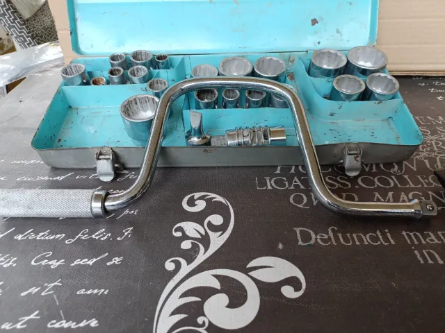 Set di 20 chiavi a vaso con supporto curvo, scatola metallica