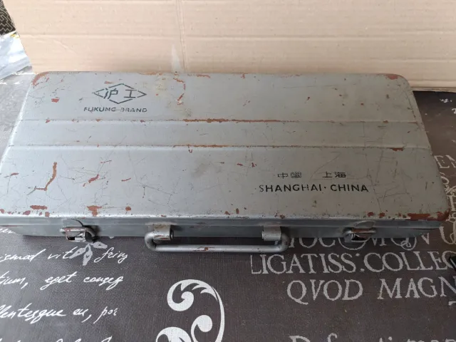 Set di 20 chiavi a vaso con supporto curvo, scatola metallica