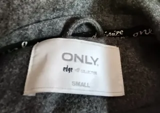 Abrigo gris elegante hombro abullonado.