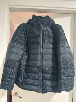 Anorak azul marino con estampado. Plumas