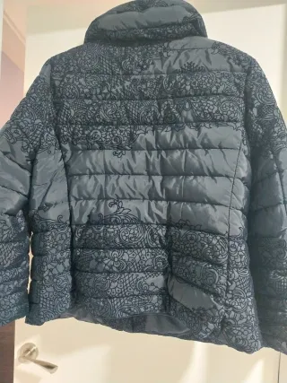 Anorak azul marino con estampado. Plumas