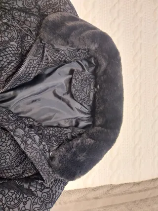 Anorak azul marino con estampado. Plumas